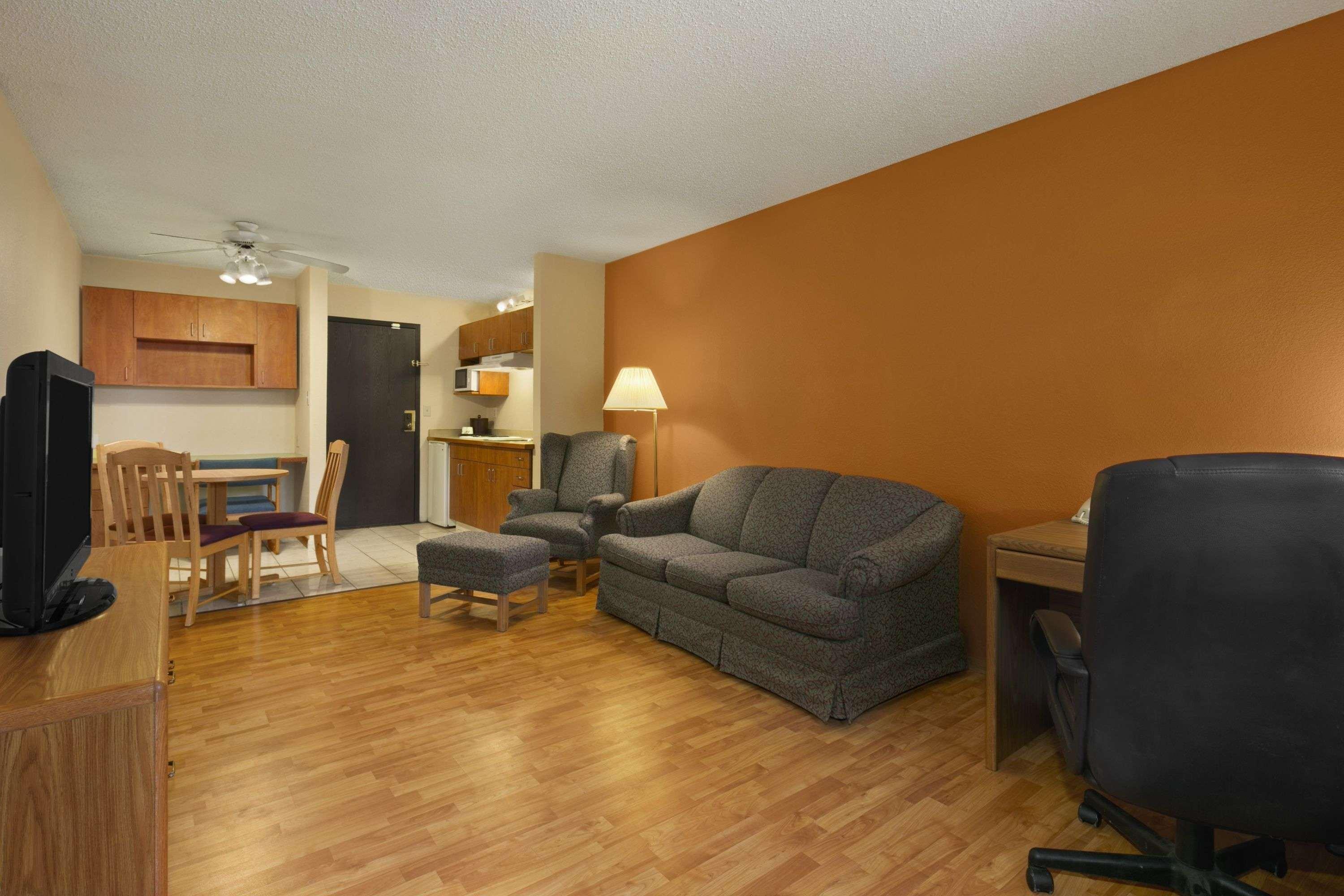 Days Inn & Suites By Wyndham סטיבנס פוינט מראה חיצוני תמונה