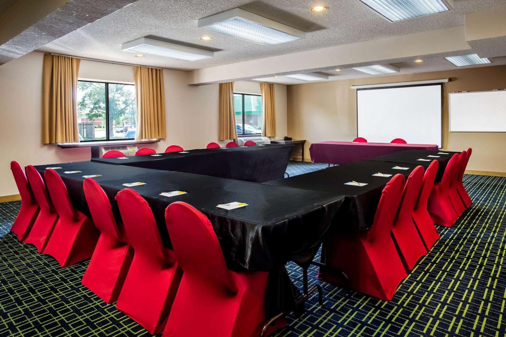Days Inn & Suites By Wyndham סטיבנס פוינט מראה חיצוני תמונה