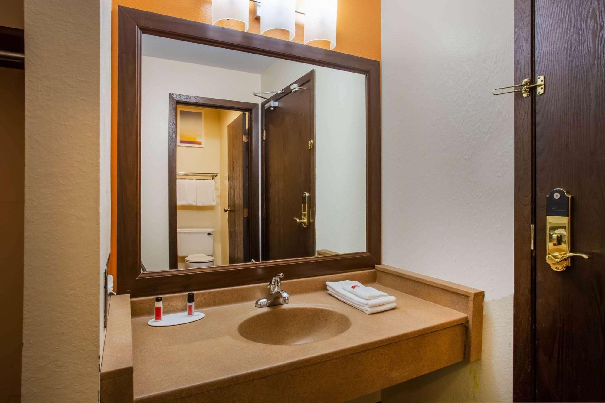 Days Inn & Suites By Wyndham סטיבנס פוינט מראה חיצוני תמונה