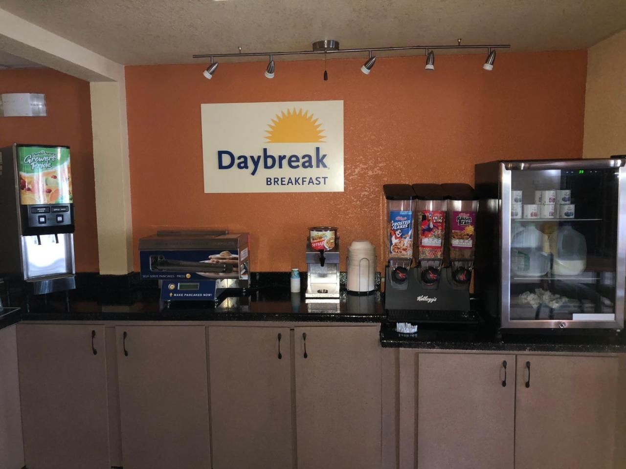 Days Inn & Suites By Wyndham סטיבנס פוינט מראה חיצוני תמונה