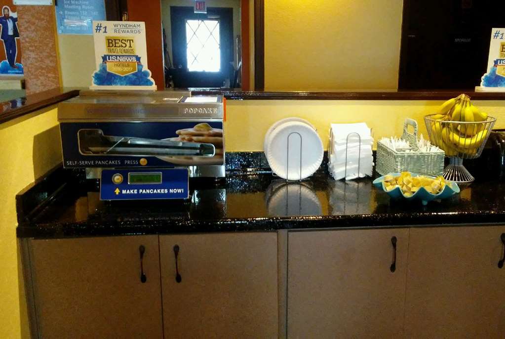 Days Inn & Suites By Wyndham סטיבנס פוינט מסעדה תמונה